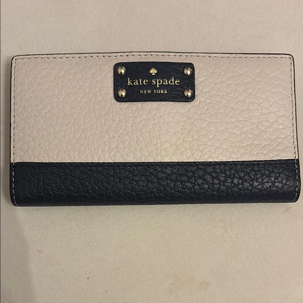 NWOT Kate Spade Bay Street “Stacy” Black and Beige Wallet
